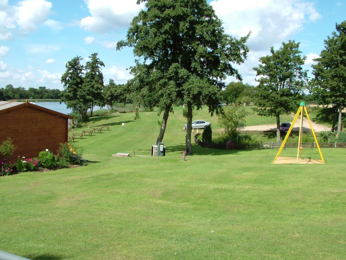 Annexe At Gosfield Lake Buitenkant foto